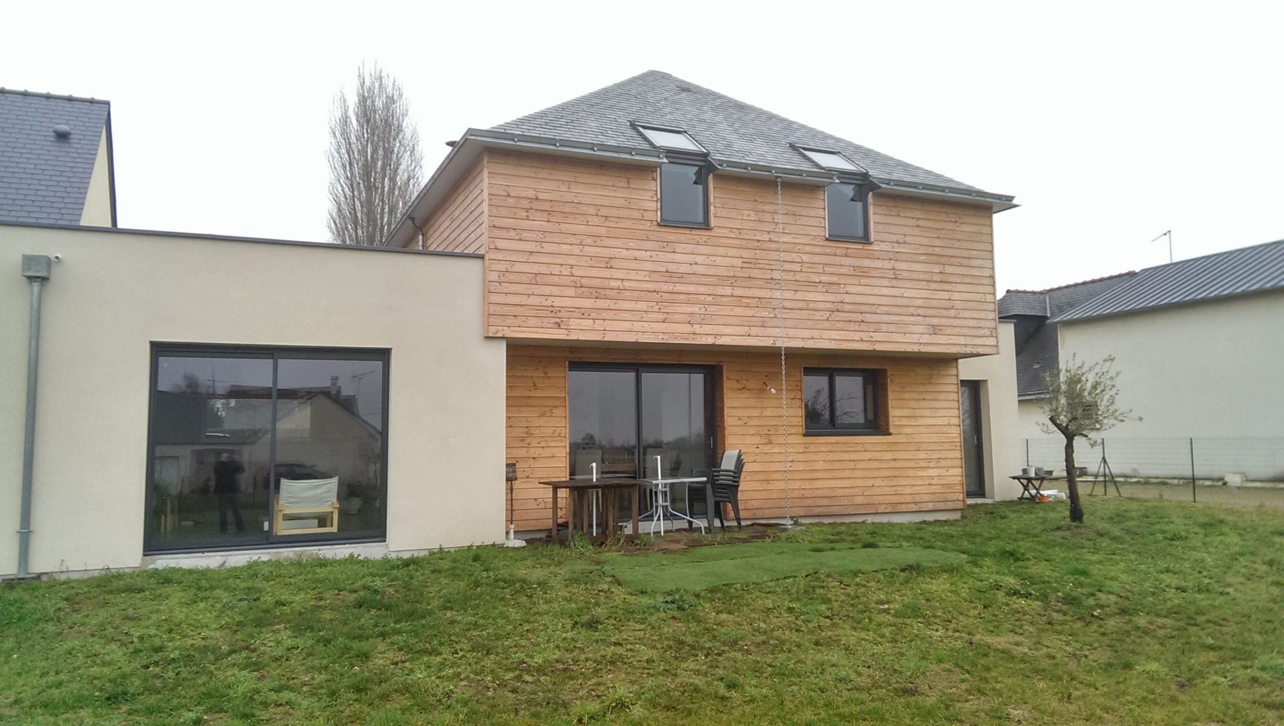 construction de maison avec bardage bois et crépi