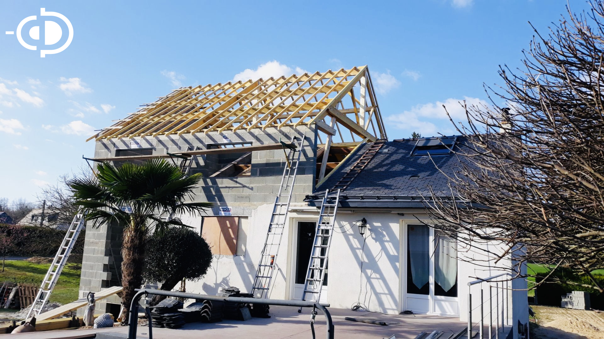 construction de la toiture d'une maison