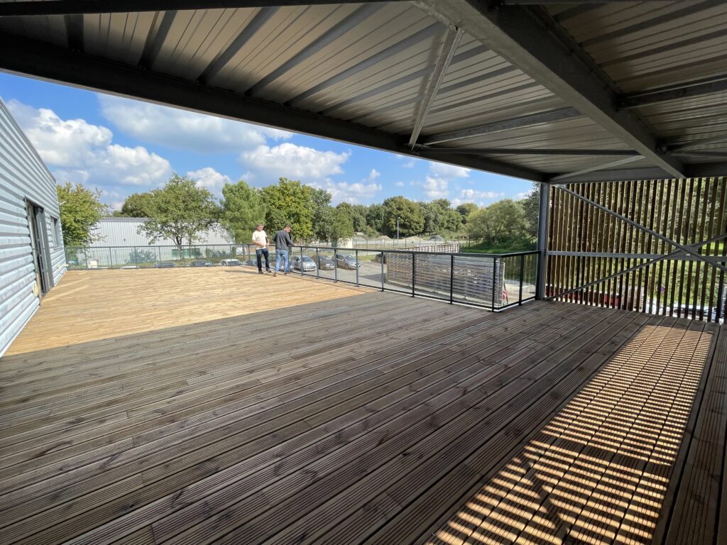 terrasse d'un bâtiment professionnel aux Rairies (49)
